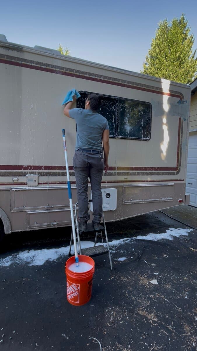 Cleaning motorhome windows